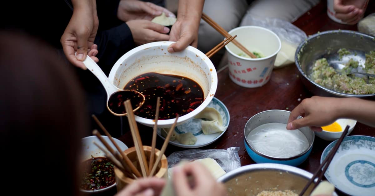 China Etiquette Guide 2026: Chopsticks, Toasts, and the Rules Nobody Tells You