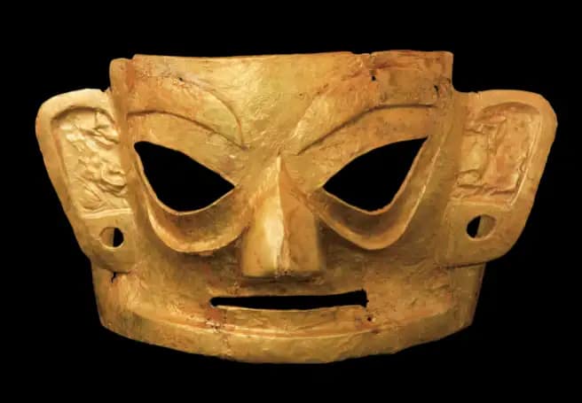 A large gold mask from the Shang-Zhou period