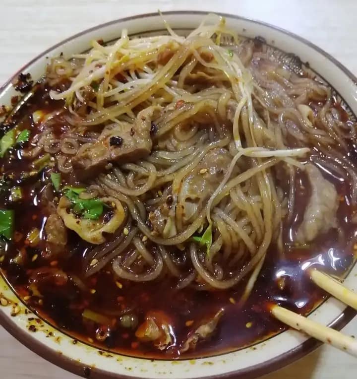 Red-flavored large intestine noodles
