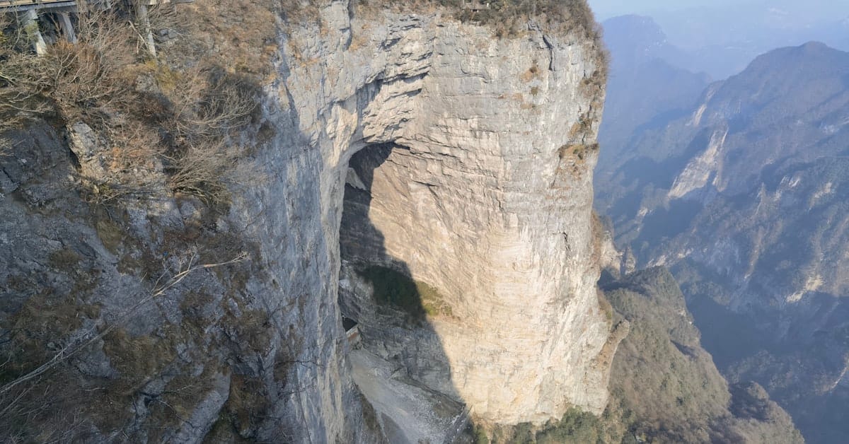 Zhangjiajie cliff edge viewpoint - mountain panorama