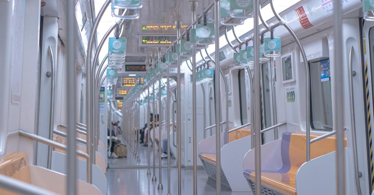 shanghai travel guide - Passengers on Shanghai Metro Line 2