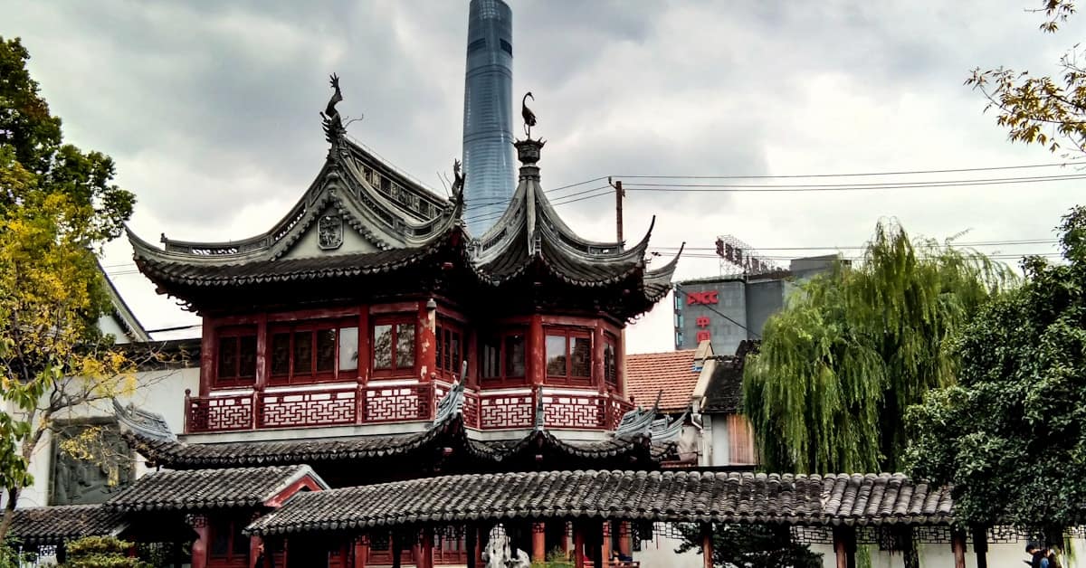shanghai travel guide - Traditional architecture at Yuyuan Garden