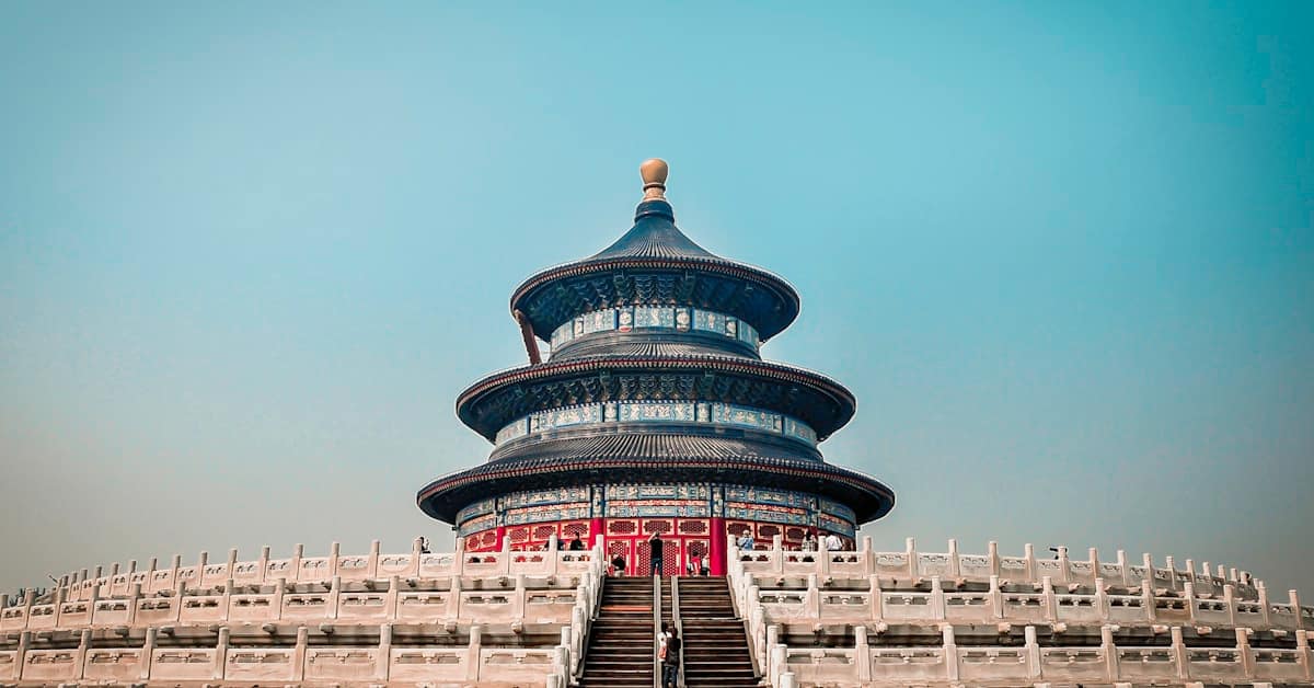 china vpn - traditional Chinese building exterior with modern smartphone usage