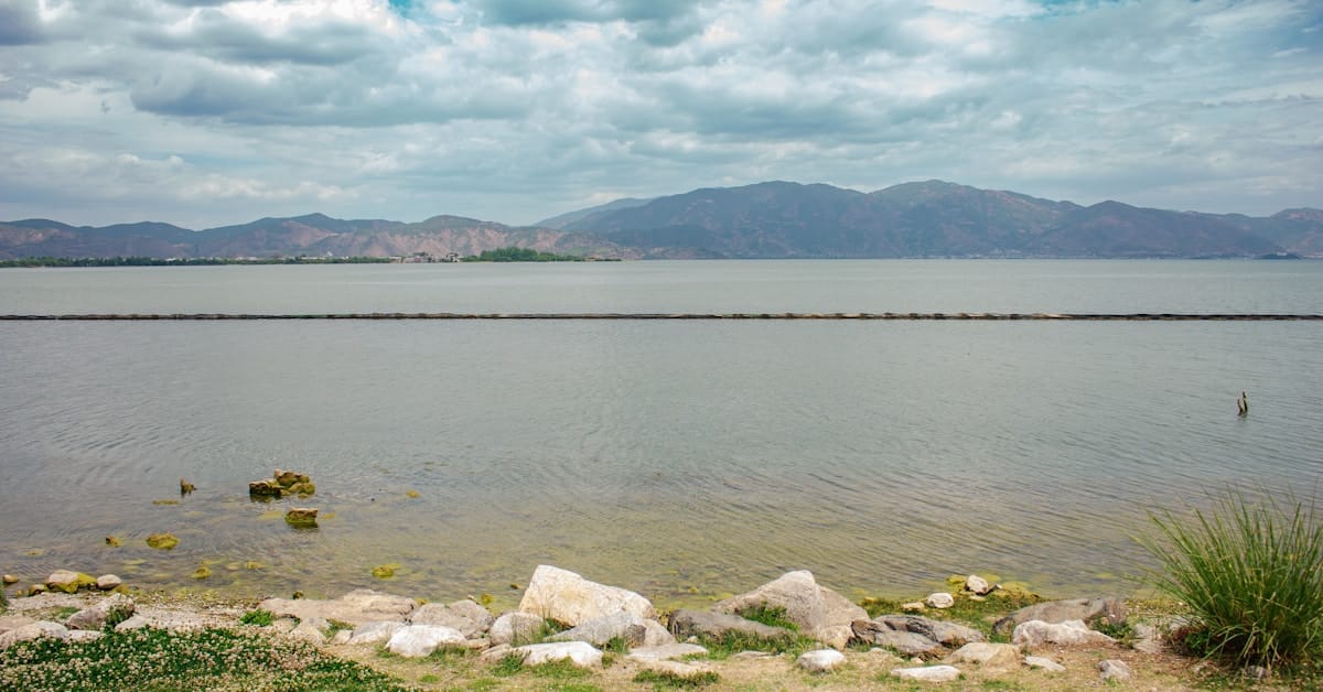 dali travel guide - scenic mountain and lake landscape near Dali