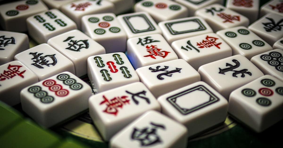 mahjong dice - dice on a game table used for determining seating positions