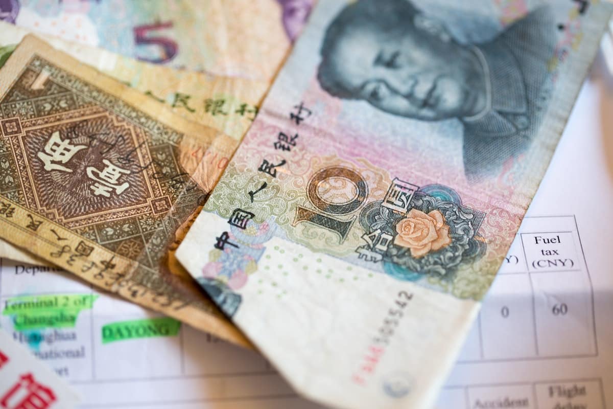 how to pay in china - cash yuan banknotes renminbi