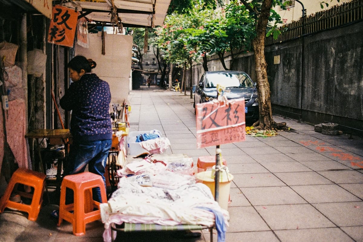 how to pay in china - street vendor QR code payment scan